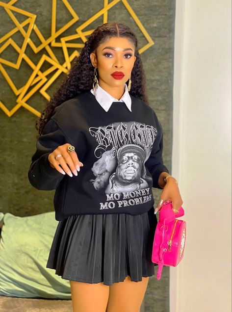 Pleated Skirt Outfit Black Women Winter, Short Pleated Skirt Outfit Black Women, Sweatshirt And Pleated Skirt Outfit, T Shirt And Pleated Skirt Outfit, Pleaded Skirt Outfits Black Women, Short Black Pleated Skirt Outfit, Short Pleated Skirt Outfit, Pleated Skirt Outfit Short, Skirt Outfits Black Women