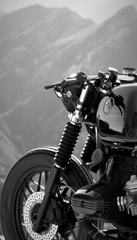 Cafe Racer Wallpaper, Bratstyle Motorcycle, Moto Wallpaper, Moto Aesthetic, Gt Bikes, Royal Enfield Wallpapers, Moto Wallpapers, Trunk Ideas, Bike Wallpaper