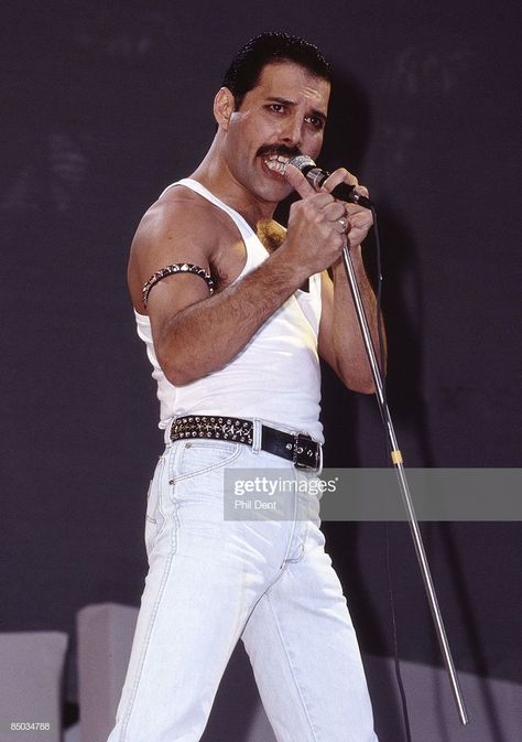 News Photo : Photo of LIVE AID and Freddie MERCURY and QUEEN,... Queen Live Aid, Queen Lead Singer, Bob Dylan Live, Queen Live, Mary Austin, Live Aid, Freddy Mercury, Queen Photos, Roger Taylor