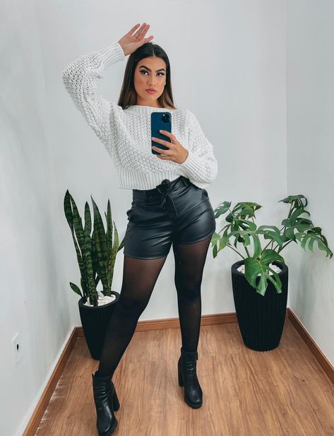 Outfit Botas, Tights Outfits, Looks Country, Work Formal, Outfit Mujer, Leather Pants Women, Leather Short, Outfit Goals, Leather Shorts