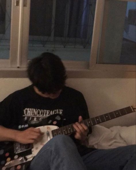 Electric Guitar Boy Aesthetic, Camera Boy Aesthetic, Pfp For Boys Aesthetic, Pfp Boys Aesthetic, Boys Pfp Aesthetic, Pfp Ideas Boy, Guitar Aesthetic Boy, Aesthetic Pfp Boy, Aesthetic Pfp For Boys