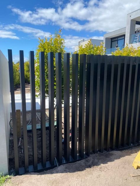 Modern Metal Fence, Fence Design Modern Steel, Black Metal Fence, Black Fence Horizontal, Black Aluminum Fence Front Yard, Fence Industrial Design, Simple Dark Metal Fence, Small Backyard Garden Design, House Fence Design