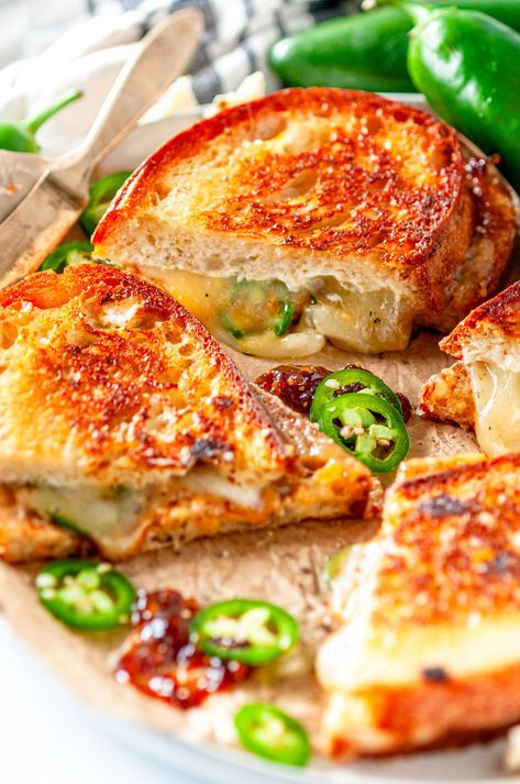 Veggie Grilled Cheese, Spicy Grilled Cheese, Fancy Grilled Cheese, Crunch Wrap, Best Grilled Cheese, Meatless Main Dishes, Recipe Vegetarian, Vegetarian Sandwich, Grilled Cheese Recipes