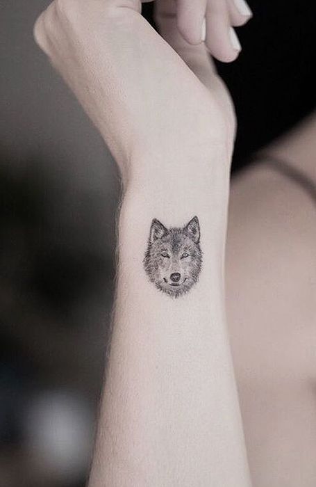 30 Cool Small Tattoos for Women - The Trend Spotter Kaleidoscope Tattoo, Simple Wolf Tattoo, Wolf Tattoos For Women, A Small Tattoo, Tattoo Cool, Small Wolf Tattoo, Beautiful Wolf, Tattoo Floral, Tattoo Wrist