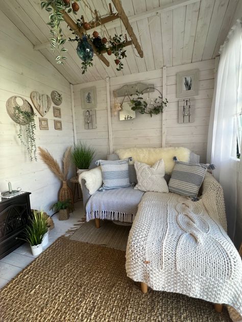 She Shed Daybed, Simple Rustic Interior, Garden Shed Bedroom, Cute Shed Interior, Cottagecore She Shed Interior, Summer Shed Interior, Interior Summer House Ideas, Cottage She Shed Interior, Rustic Summer House