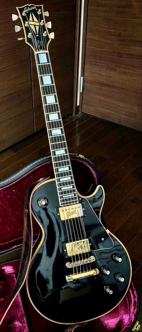 Gibson Les Paul Sunburst, Gibson Les Paul Black, Les Paul Black Beauty, Acoustic Guitar For Sale, Gibson Sg Standard, Gibson Les Paul Custom, Guitar Obsession, Les Paul Guitars, Gibson Guitar