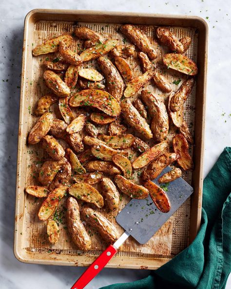 Roasted fingerling potatoes on roasting pan with spatula on side. Fingerling Potato Recipe Oven, Roasted Fingerling Potatoes Oven Crispy, Garlic Butter Potatoes, Fingerling Potatoes Recipes, Potatoes Oven, Christmas Vegetables, Misfits Market, Winter Dinners, Roasted Fingerling Potatoes