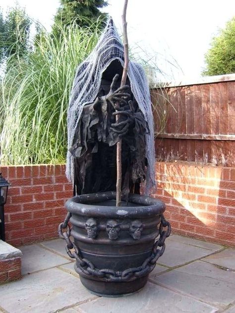 30+ Fabulously Spooky Outdoor Halloween Decorating Ideas Cauldron Creep, Halloween Decorations Outdoor Porch, Diy Halloween Dekoration, Scary Halloween Decorations Outdoor, Scary Halloween Decorations Diy, Halloween Outside, Halloween Fest, Casual Halloween, Halloween Decorations Diy Outdoor