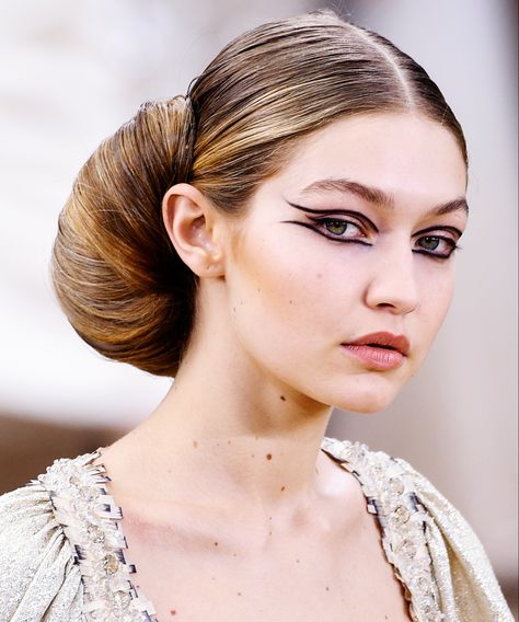 Here's 15 times we completely fangirled over Gigi Hadid's hair. Haute Couture Hair, Gigi Hadid Hair, Catwalk Makeup, Fashion Show Makeup, Fashion Editorial Makeup, Mekap Mata, Show Makeup, Runway Hair, High Fashion Makeup