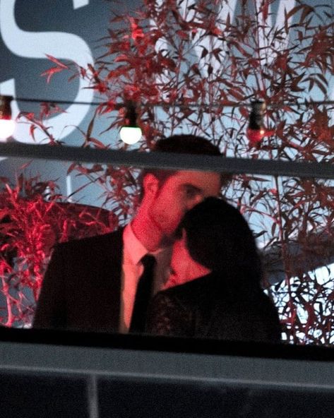 Bellward & Robsten on Instagram: “You don't give the forehead kiss to just anyone. • • • || #robertpattinson #kristenstewart #robsten #cannes2012 #edwardcullen #bellaswan…” Kristen Stewart Kiss, Kristen Stewart And Robert Pattinson, Kristen And Robert, Rob And Kristen, Robert Pattinson And Kristen, Twilight Photos, Twilight Film, Forehead Kisses, Miranda Cosgrove