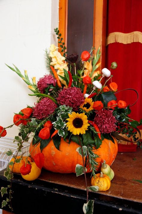 Sunflower Floral Arrangements, Wedding Flowers Sunflowers, Sunflower Centerpieces, Pumpkin Arrangements, Sunflower Arrangements, Fall Table Centerpieces, Fall Flower Arrangements, Halloween Flowers, Fall Arrangements