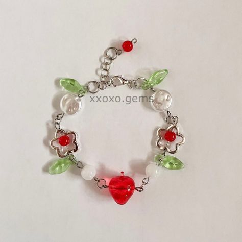 Strawberry bracelet Bracelet Coquette, Strawberry Bracelet, Strawberry Love, Keychain Ideas, Manik Manik, Bracelet Inspo, Coquette Cottagecore, Life Ideas, Gems Jewelry