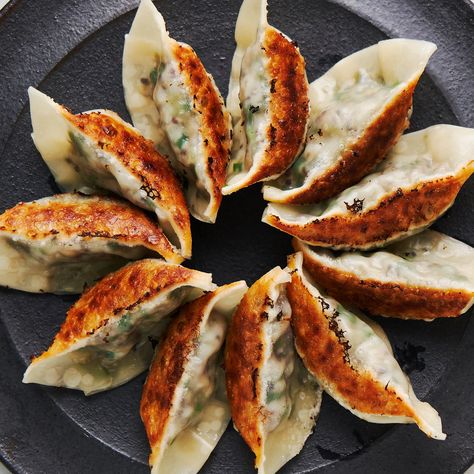 BEST Vegetable Gyoza Recipe (Vegan/Vegetarian Japanese Dumplings) Gluten Free Dumpling Dough, Vegan Gyoza Recipe, Vegetable Dumplings Recipe, Vegan Dumplings Recipe, Veggie Dumplings Recipe, Vegetarian Dumplings Recipe, Vegetarian Asian Recipes, Vegetarian Gyoza, Dumplings Vegetarian