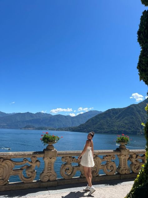 Lake Como Italy Pictures, Europe Travel Pictures, Insta Photo Ideas Europe, Traveling Aesthetic Pictures, Italy Pics Aesthetic, Sicily Italy Photo Ideas, Como Italy Photo Ideas, Italy Vacation Pictures, Lake Garda Instagram Pictures