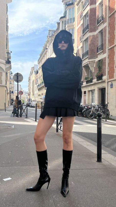 Guizio Skirt Outfit, All Black Satin Skirt Outfit, Techno Style Outfit, All Black Outfits Aesthetic, Leather Mini Skirt Outfit Night, Black Miniskirt Outfits, Tabi Boots Outfit, Edgy Chic Outfits, Brat Outfits