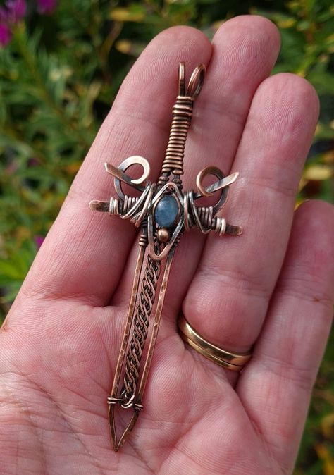 Viking Wire Wrap Jewelry, Diy Wire Swords, Fantasy Wire Jewelry, Easy Wire Wrapping Stones, Wire Art Tutorial, Wired Art, Wire Wrapped Crystals, Wire Skeleton, Fantasy Wire