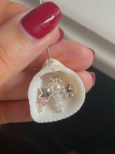 Jewelry Inspo Bead, Small Shell Crafts, Seashell Jewelry Ideas, Seashell Keychain, Shell Keychain, Shell Projects, Handmade Keychains, Bead Charms Diy, Seashell Jewelry