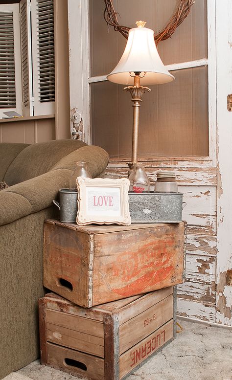 Cocina Shabby Chic, Christine Andrew, Vintage Crates, Vintage Bedroom Decor, Farmhouse Living Room Decor Ideas, Rustic Farmhouse Living Room, Interior Vintage, Vintage Bedroom, Bedroom Black