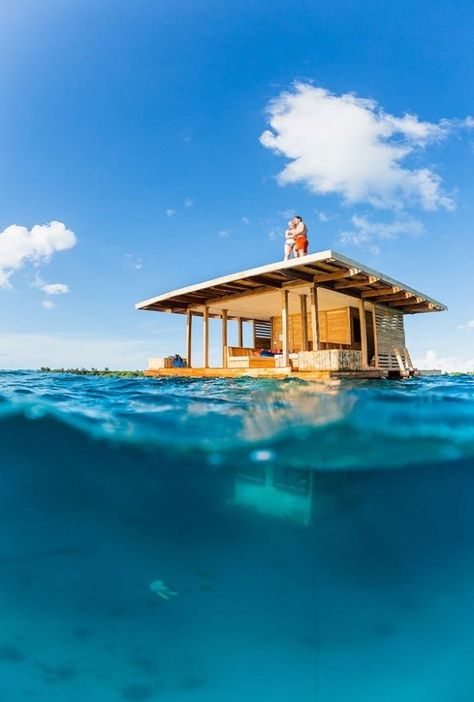 Underwater bedroom on a tiny floating cabin at The Manta Resort. Your own maintenance free aquarium! Fishes Underwater, Underwater Hotel Room, Underwater Bedroom, Underwater Room, Underwater Hotel, Counting Cars, Free Backgrounds, Unusual Homes, Floating House