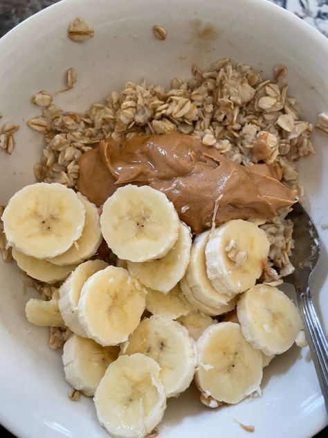 Banana peanut butter oatmeal Oatmeal Banana Peanut Butter, Banana And Peanut Butter, Peanut Butter Breakfast, Banana Peanut Butter, Peanut Butter Oatmeal, Banana Oatmeal, Peanut Butter Banana, Ig Stories, Oats