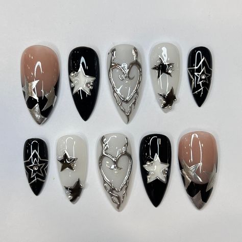 Design: Lilynailsart Artist: Lilynailsart Photo taken by: Lilynailsart 🍁 𝐌𝐚𝐭𝐞𝐫𝐢𝐚𝐥: I only work with high quality materials to create sturdy & long-lasting luxury press on nails that you can trust on. My nails will last for: 1- 2 days using adhesive tab (provided with the nail set) 2- 3 weeks using nail glue. You can reuse all of the nails multiple times if you take care of them. Follow the instructions provided with the nail set. 🍁 𝐒𝐢𝐳𝐞: XS : 15mm, 12mm, 13mm, 11mm, 9mm S: 16mm, 13mm, 14mm, 12mm, 9mm M: 17mm, 13mm, 14mm, 12mm, 10mm L: 18mm, 14mm, 15mm, 13mm, 11mm If you would like a custom size, please fill out the personalization section under the product options. I'm happy to help you measure your nail size if you're not sure how. 🍁 𝐄𝐚𝐜𝐡 𝐍𝐚𝐢𝐥 𝐬𝐞𝐭 𝐢𝐧𝐜𝐥𝐮𝐝𝐞? Valentine Nail Set, Chrome Nails Art, Ongles Goth, Lily Nails, Nails Valentine, Valentine Nail, Nails Elegant, Nails Chrome, Chrome Nail Art