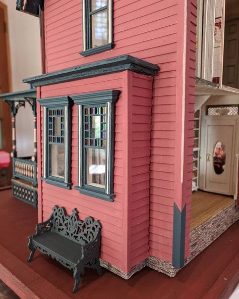 Kathleen B on Instagram: "It's a minor detail, but corner trim really helps to make your house look well finished. Don't skip this step if you can. #rokahall #halfinchscale #halfscale #greenleafdollhouse #fairfielddollhouse #dailymini #dollhousedecor #miniaturist #queenannevictorian #gettingitdone #dollhouseassembly #housecolours #houseflowers #eatingroomred #hagueblue #sulkingroompink #mydollhouse #miniaturehouse #dollhousetrim #dollhousesofinstagram #halfscaledollhouse #victorianpaintedlady #d Greenleaf Dollhouse, Fairfield Dollhouse, Fairfield House, Corner Trim, Hague Blue, Cool Lock, Dollhouse Decor, A Minor, Miniature House