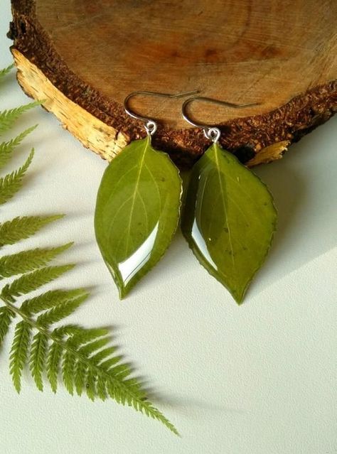 Resin Leaf, Flower Resin Jewelry, Leaves Earrings, Resin Jewelry Diy, Common Thread, Real Leaves, Earrings Resin, Epoxy Resin Crafts, Diy Resin Art