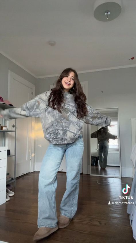 demetradias's jeans 👖 Collection on LTK Light Denim Outfit, Jeans Outfit For School, Zip Up Hoodie Outfit, Comfy Jeans Outfit, Campus Outfit, Simple Outfits For School, Summer School Outfits, Random Style, Jeans Collection