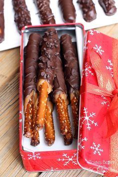 Peanut Butter Chocolate Pretzel Rods, Carmel Chocolate Dipped Pretzel Rods, Carmel Chocolate Pretzels, Pretzel Rods Recipe, Carmel Chocolate, Chocolate Dipped Pretzel Rods, Dipped Pretzel Rods, Caramel Bites, Dipped Pretzels