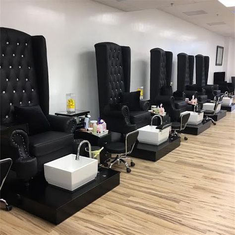 Beauty Salon Decor Luxury, Spa Room Design, Beauty Salon Interior Luxury, Henna Design Tutorial, Luxury Pedicure, Black Pedicure, Bridal Henna Design, Luxury Nail Salon, Saloon Decor