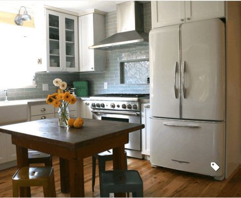 This farmhouse kitchen is the perfect way to mix white appliances with stainless steel. Kitchen White Appliances, Color Appliances, Farmhouse Kitchen White, Farmhouse Goals, Farmhouse Kitchen Designs, Farmhouse Chic Kitchen, Kitchenette Design, Small Farmhouse Kitchen, White Refrigerator