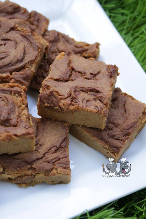 Dog Brownies Recipe, Dog Brownies, Doggie Desserts, Carob Dog Treats, Carob Cake, Carob Recipes, Pet Bakery, Pup Treats, Doggie Birthday