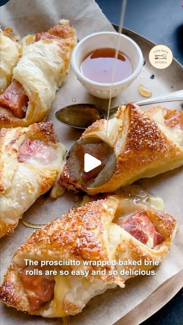 Baked Brie Prosciutto, Prosciutto Brie, Brie Appetizers, Prosciutto Appetizer, Baked Brie Appetizer, Happy Hour Appetizers, Fig Preserves, Phyllo Recipes, Prosciutto Recipes