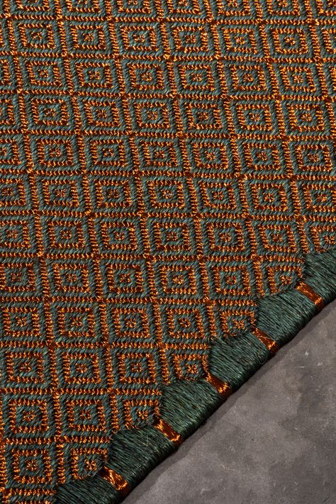 Handwoven metal rug in pacific green fique fiber and copper threads #Rugs #MetalRugs #Tapetes #Colombia #Craft #Handmade Saudi Furniture, Pitloom Rugs, Happy 2023, Pacific Green, Rug Inspiration, Craft Handmade, Loom Weaving, Macrame Patterns, Kazan