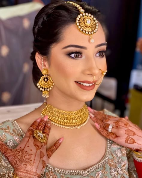 Punjabi Gold Necklace Designs, Jhumka Necklace Set Gold, Gold Jewelry Wedding Bridal Sets, Bride Jewellery Indian Gold, Wedding Gold Necklaces For Bride, Bridal Gold Earrings Weddings, Bride In Gold Jewellery, Gold Jewellery Set For Bride, Modern Necklace Design Gold