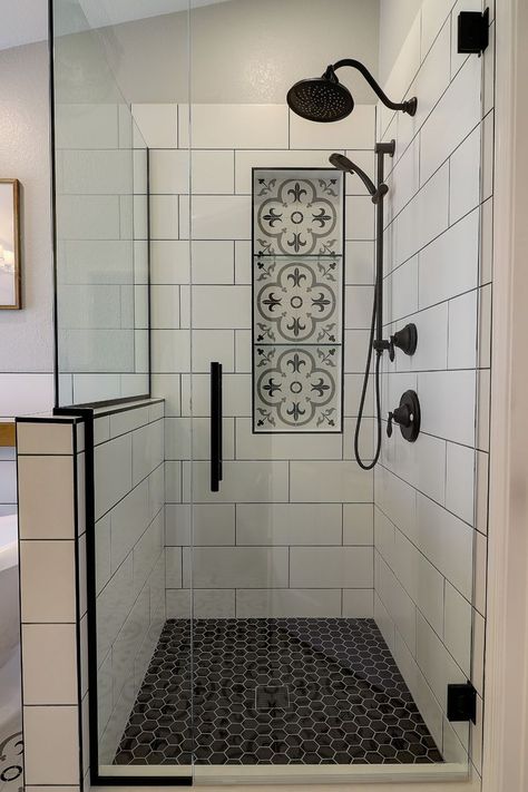 Bilik Air, Full Bathroom Remodel, Bathroom Transformation, Bathroom Farmhouse Style, Bathroom Redesign, Bathroom Remodel Designs, Bathroom Remodel Shower, Bathroom Inspiration Decor, Upstairs Bathrooms