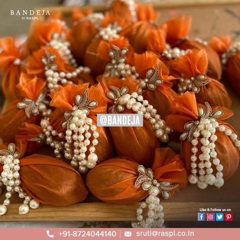 Wedding Nariyal Decoration, Nariyal Packing Ideas, Coconut Packing For Wedding, Shagun Nariyal Decoration, Gol Dhana Plate Decoration, Jaggery Packing Ideas For Wedding, Packing For Wedding, Nariyal Decoration, Handmade Hamper