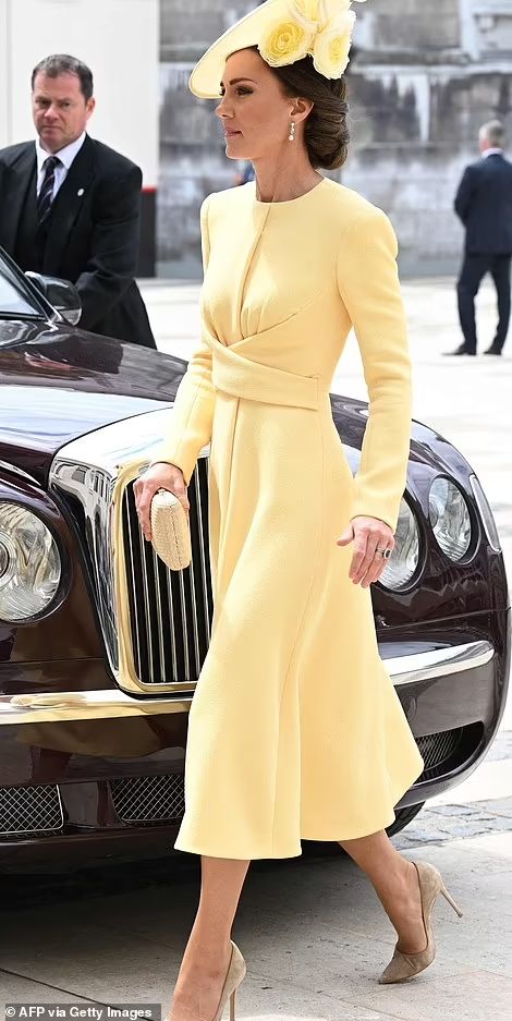 Kate Middleton opts for yellow dress coat dress and matching hat at Service of Thanksgiving | Daily Mail Online Vévodkyně Kate, Kate Middleton Style Outfits, Düşes Kate, Looks Kate Middleton, Prins William, Kate Middleton Dress, Princess Katherine, Kate Middleton Outfits, Princess Kate Middleton