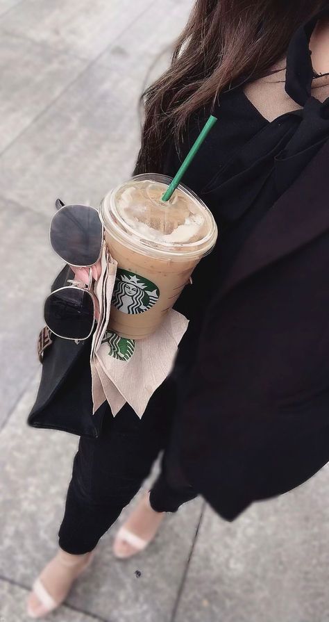 Starbucks Coffee Instagram Story, Starbucks Poses, Starbucks Photoshoot Ideas, Starbucks Pics, Coffee Shoot, Starbucks Latte, Vision 2024, Inspiration Portrait, Insta Baddie