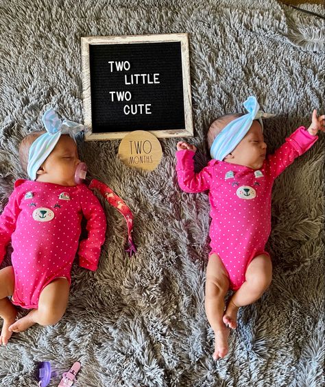 Twin Monthly Pictures, Twins One Month Pictures, Twin Milestones Photo Ideas, Twin Milestone Pictures, Twins 3 Months Photo Shoot, Twins Monthly Photo Ideas, Twin Monthly Milestone Pictures, One Month Twin Photoshoot, Baby Instagram Pictures