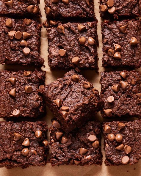 Double Fudge Chickpea Brownies - Kalejunkie Sugar Free Baking Recipes, Chickpea Brownies, Sunflower Seed Butter, Flourless Brownies, Sugar Free Baking, Unsweetened Cocoa Powder, Healthy Sweets Recipes, Fudgy Brownies, Low Carb Keto Recipes