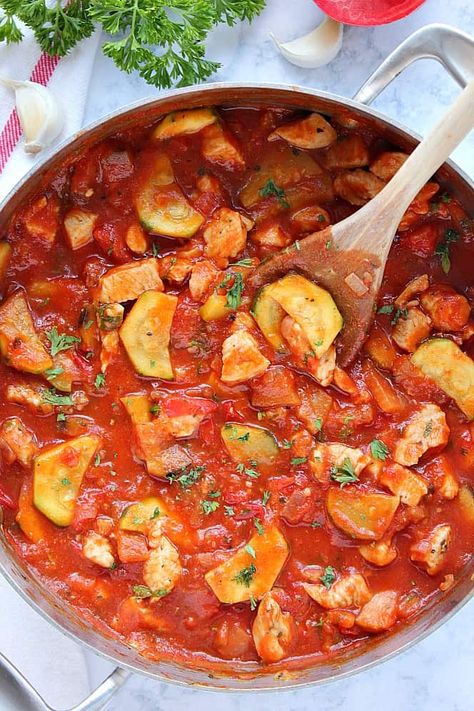 One Pot Chicken Ratatouille Recipe - the easy version of a classic French dish. Zucchini, eggplant and tomatoes cooked in one pot with seasoned chicken for a healthy, flavorful and comforting fall dish. Ratatouille With Chicken, Ratatouille Recipe No Eggplant, Chicken Ratatouille Recipe, Chicken Ratatouille, Chicken Season, Yummy Veggies, Ratatouille Recipe, Cooking Meals, Prep Meals