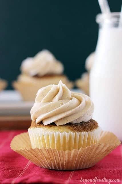 Spiced Cupcakes with Vanilla Buttercream Chai Cupcake Recipe, Chai Cupcakes, Cinnamon Roll Cupcakes, Snickerdoodle Cupcakes, Crumb Cakes, Crumb Bars, Coffee Cakes, Cinnamon Cream Cheese Frosting, Vanilla Cupcakes