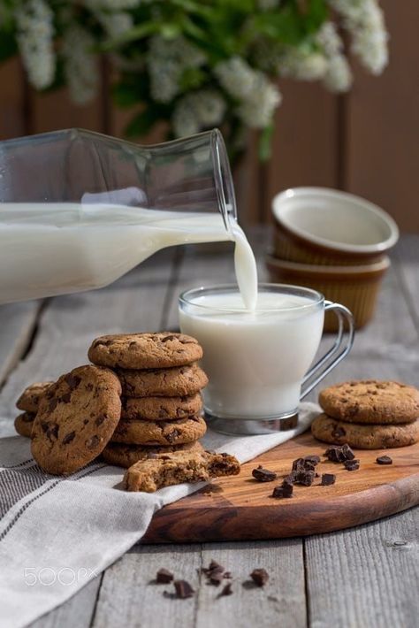 A Chocolate Chip Cookie Recipe Cookies With Milk, Food Photography Dessert, Food Photography Composition, Baking Photography, Super Cookies, Food Flatlay, Plats Healthy, Cookies And Milk, Dessert Photography