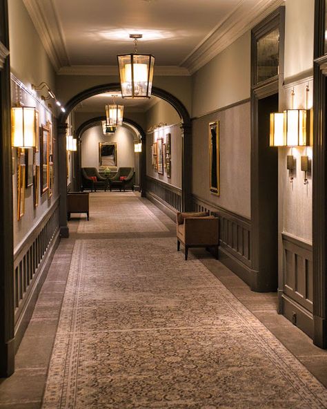 Hotel Foyer, His And Hers Sinks, Hotel Corridor, Hotel Hallway, Corridor Design, Classical Interior, Country Hotel, Showroom Interior Design, Lobby Interior