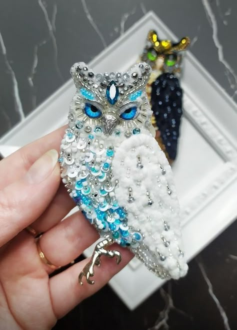 Owl Brooch, Bead Crafts Diy, Diy Bead Embroidery, Beads Craft Jewelry, Fabric Flower Brooch, Bead Embroidery Tutorial, Brooch Diy, Beaded Jewelry Designs, Handwork Embroidery Design