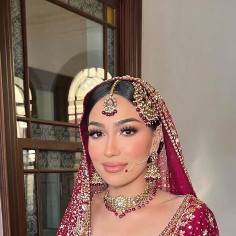 Shazia Afsar on Instagram: "My absolute stunning destination bride 🇹🇷 A classic and timeless Baraat look on the stunning Maleeka it was a pleasure glamming you thank you for trusting me with both of your looks 🫶🏼 May Allah bless you in your new journey together 🤍  Hair and makeup @shazia_afsar_mua  Outfit @saniamaskatiya  Jewellery - Pakistan   #jewellery#glassskin #glowingskin #pakistanifashion  #makeuplooks #wedding #pakistanibride #makeup #traditional #desibrides #pakistani #pakistanibrides #traditions #pakistaniwedding #ootd #gemstones #chokers #necklace #jeweller #makeupartist #pakistaniweddings #pakistan #london #makeuptutorial #2024bride #hudabeauty" Indian Makeup Wedding, Baraat Makeup Look, Pakistan Bridal Makeup, Punjabi Bride Makeup Bridal Looks, Punjabi Bride Makeup, Barat Jewellery For Bride, Punjabi Bridal Makeup, Pakistani Wedding Jewelry, Bride Jewellery Indian