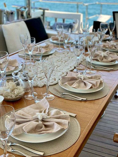 Caribbean Table Decor, Dining Table Setup Ideas, Table Settings Yacht, Superyacht Table Settings, Yacht Stewardess Table Settings, Yacht Table Decor, Yacht Table Settings, Yacht Decorating Ideas, Yacht Vibes