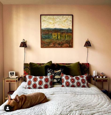 Midcentury Vintage Interior, Eclectic Bedding Inspiration, Colourful Eclectic Bedroom, Wes Anderson Inspired Bedroom, Bedroom Eclectic Vintage, Good Bedroom Colors, Mid 20s Bedroom Ideas, Mix And Match Bedding Ideas, Gender Neutral Apartment Decor