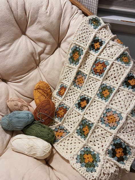 Aesthetic Crochet Granny Square, Granola Crochet, Granny Square Crochet Pattern Aesthetic, Granny Square Blanket Aesthetic, Crochet Blanket Aesthetic, Crochet Blanket Cottagecore, Aesthetic Crochet Blanket Granny Square, Crochet Granny Square Blanket, Granola Girl